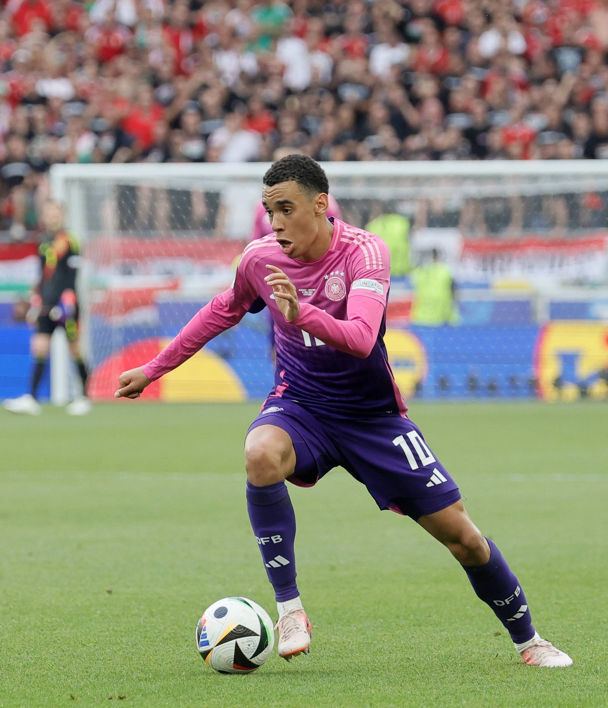 匈牙利队在淘汰赛中取得关键胜利，晋级