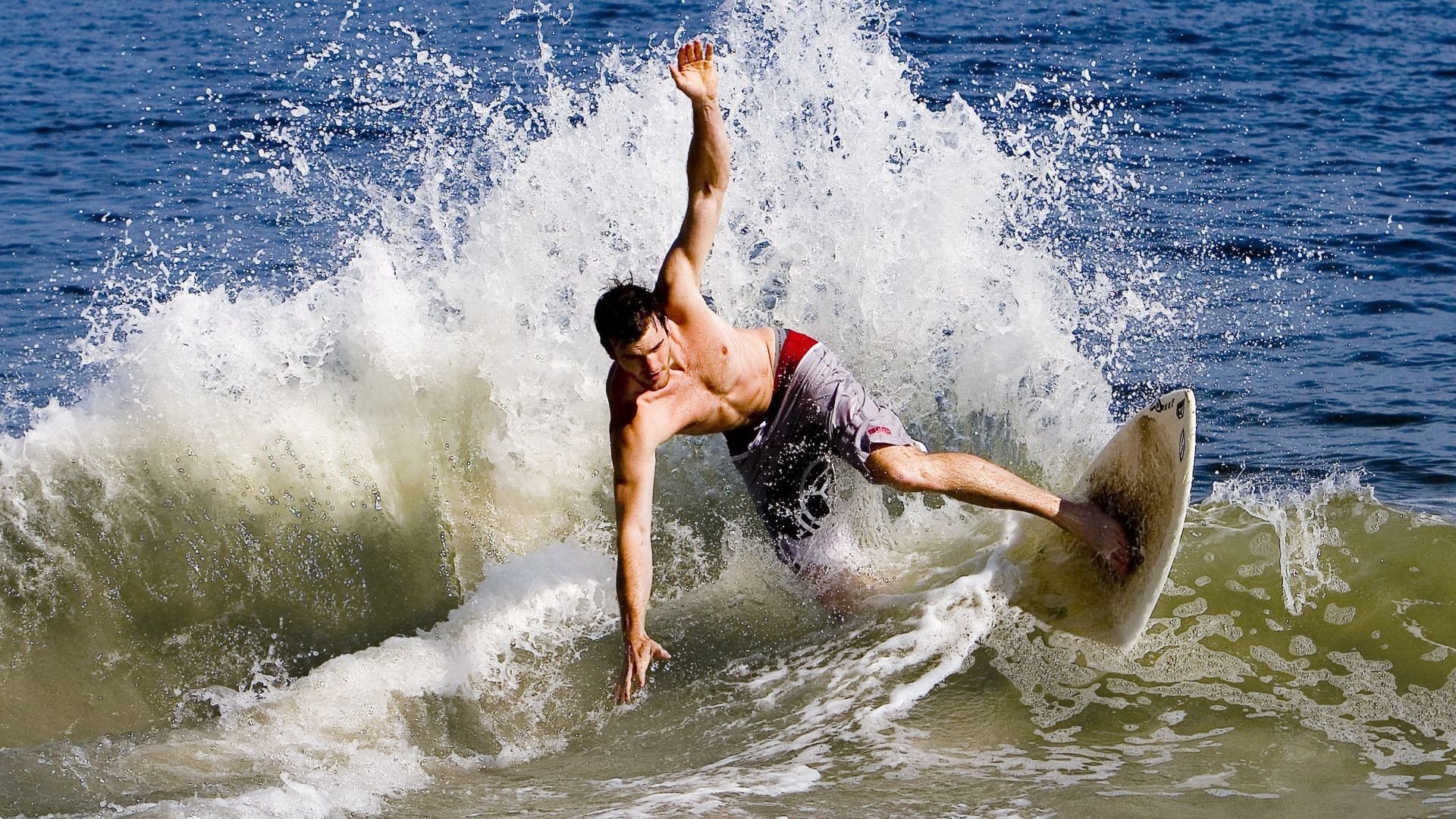 跨洋烽火，詹姆斯爆发启示录，尼克斯关键战突围与广东队的东方回响